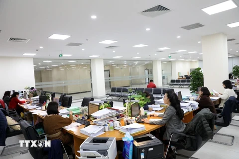 Hoạt động nghiệp vụ kế toán kiểm soát chi tại Kho bạc Nhà nước Hà Nội. (Ảnh: Phạm Hậu/TTXVN)
