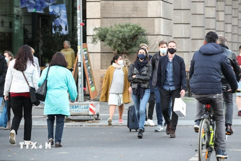 Người dân đeo khẩu trang phòng lây nhiễm COVID-19 tại Berlin, Đức. (Ảnh: THX/ TTXVN)