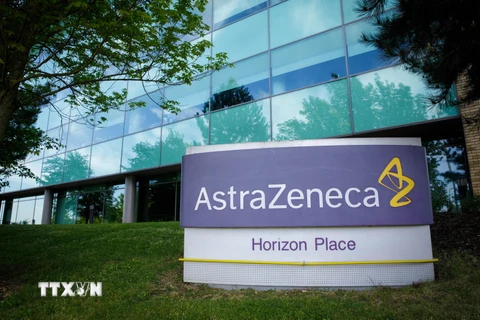 Logo của Công ty dược AstraZeneca tại trụ sở ở Luton, Anh. (Ảnh: THX/TTXVN)