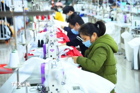 Công nhân làm việc bên trong một xưởng may ở tỉnh Hồ Bắc, Trung Quốc. (Ảnh: THX/TTXVN)