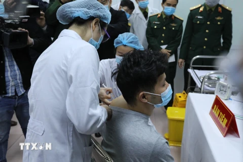 Mũi tiêm vắcxin Nano Covax ngừa COVID-19 đầu tiên trên người tình nguyện tại Việt Nam. (Ảnh: Minh Quyết/TTXVN)