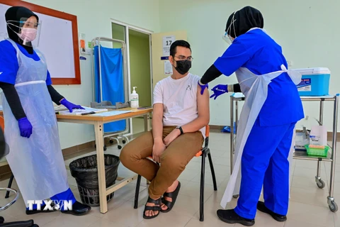 Tiêm vaccine phòng COVID-19 cho nhân viên y tế tại bệnh viện ở Sungai Buloh, gần Kuala Lumpur, Malaysia, ngày 3/3/2021. (Ảnh: THX/TTXVN)