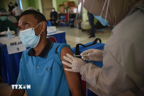 Nhân viên y tế tiêm vaccine phòng COVID-19 cho người dân tại Jakarta, Indonesia, ngày 10/3/2021. (Ảnh: THX/TTXVN)