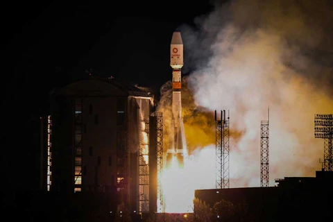 Tên lửa đẩy Soyuz-2.1b với 36 vệ tinh OneWeb của Anh được phóng từ sân bay vũ trụ Vostochny bên ngoài thành phố Uglegorsk vào ngày 18/12/2020. (Nguồn: AFP)