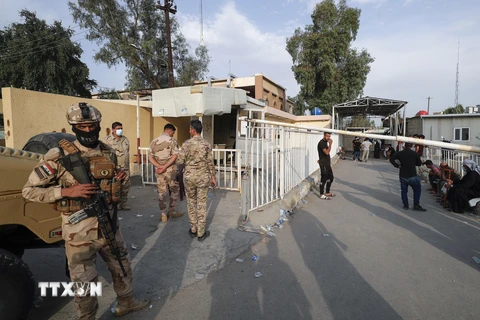 Lực lượng an ninh gác tại cổng bệnh viện Ibn Khatib ở thủ đô Baghdad, Iraq sau vụ hỏa hoạn ngày 25/4/2021. (Ảnh: AFP/TTXVN)