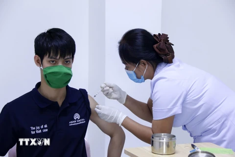 Bác sỹ Bệnh viện Setthathirath, thủ đô Vientiane tiêm vaccine phòng COVID-19 cho người dân Lào. (Ảnh: Phạm Kiên/TTXVN)