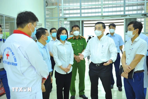 Chủ tịch UBND thành phố Hà Nội Chu Ngọc Anh kiểm tra và chỉ đạo tại bệnh viện dã chiến Mê Linh. (Ảnh Minh Đức/TTXVN)