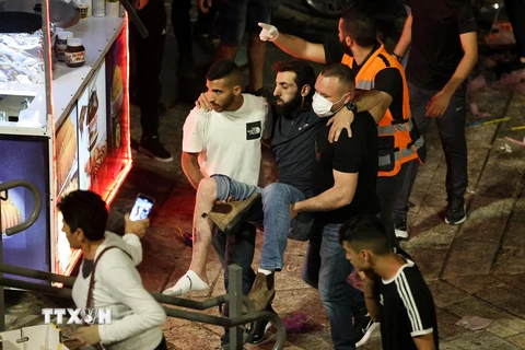 Người biểu tình Palestine bị thương trong vụ đụng độ với lực lượng an ninh Israel tại Jerusalem, ngày 8/5/2021. (Ảnh: AFP/TTXVN)