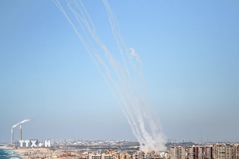 Rocket được phóng từ Dải Gaza xuống lãnh thổ Israel ngày 18/5/2021. (Ảnh: THX/TTXVN)
