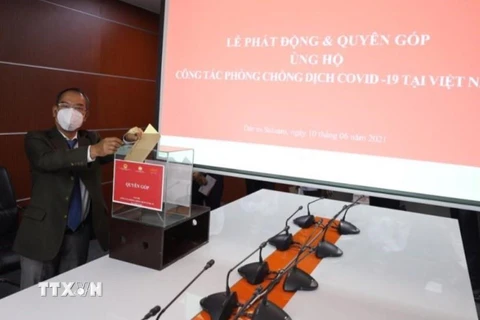 Đại sứ Việt Nam tại Tanzania quyên góp ủng hộ Quỹ phòng, chống COVID-19. (Ảnh: Đình Lượng/TTXVN)