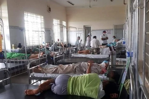 Một số người nghi bị ngộ độc điều trị tại Bệnh viện đa khoa khu vực Long Khánh. (Nguồn: thanhnien.vn)