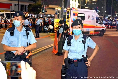 Cảnh sát Hong Kong tại hiện trường nơi một sỹ quan bị đâm dao. (Nguồn: DW)