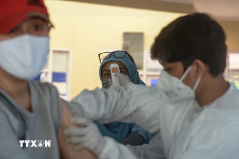 Nhân viên y tế tiêm vaccine phòng COVID-19 cho người dân tại Nam Tangerang, Indonesia, ngày 14/6/2021. (Ảnh: THX/TTXVN)