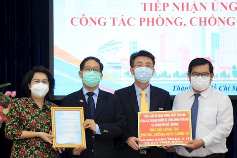 Chủ tịch Ủy ban MTTQ Việt Nam Thành phố Hồ Chí Minh Tô Thị Bích Châu tiếp nhận hỗ trợ của Tổng Lãnh sự quán Vương quốc Thái Lan và Hội Doanh nghiệp Thái Lan. (Nguồn: hcmcpv.org.vn)