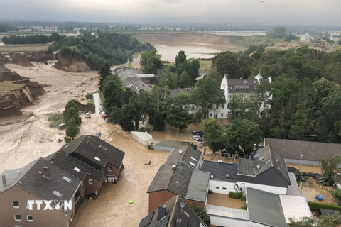 Cảnh ngập lụt do mưa lũ tại Cologne, Đức ngày 16/7/2021. Ảnh: AFP/TTXVN 
