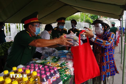 Bộ Chỉ huy Quân sự tỉnh Long An tổ chức phiên chợ 0 đồng tại huyện biên giới Đức Huệ. (Ảnh: Thanh Bình/TTXVN)