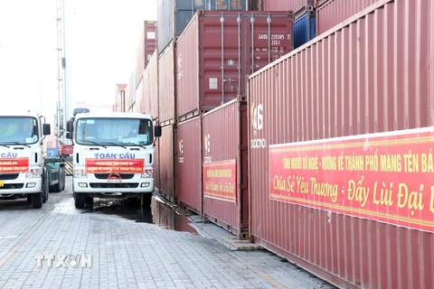 15 container với hơn 290 tấn hàng hóa lương thực, thực phẩm tại cảng Bến Nghé, Thành phố Hồ Chí Minh. (Ảnh: Xuân Khu-TTXVN)