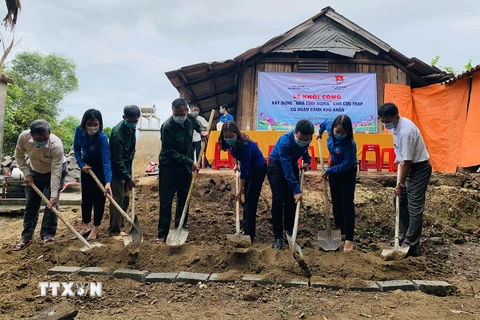 Ban tổ chức Đoàn Thanh niên tỉnh Quảng Trị khởi công xây dựng nhà tình nghĩa cho các cựu Thanh niên xung phong có hoàn cảnh khó khăn. (Ảnh: Hồ Cầu/TTXVN)