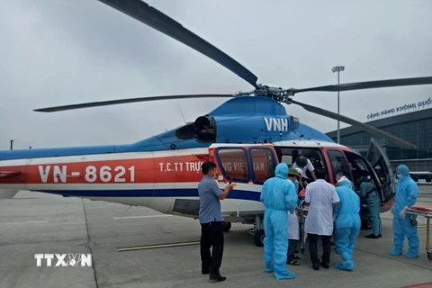 Binh đoàn 18 (Tổng công ty Trực thăng Việt Nam) kịp thời vận chuyển bệnh nhân về đất liền cấp cứu. (Ảnh: TTXVN phát)