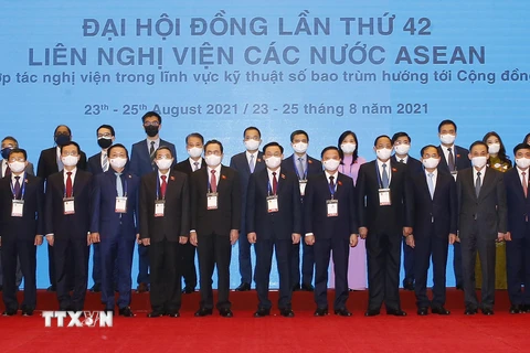Chủ tịch Quốc hội Vương Đình Huệ và các đại biểu tham dự Đại hội đồng AIPA lần thứ 42 (AIPA-42). (Ảnh: Doãn Tấn/TTXVN)