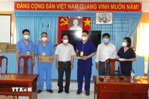 Tiến sỹ Nguyễn Vũ Thượng, Phó Viện trưởng Viện Pasteur Thành phố Hồ Chí Minh, Tổ trưởng Tổ công tác Bộ Y tế thay mặt Đoàn tặng 5 máy đo SPO2 và 3 máy bộ đàm cho Bệnh viện dã chiến số 2. (Ảnh: Hữu Chí/TTXVN)