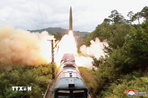 Triều Tiên thử nghiệm hệ thống tên lửa phóng từ tàu hỏa ngày 15/9/2021. (Ảnh: KCNA/TTXVN)