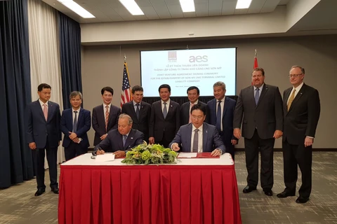 Lễ ký kết thỏa thuận Liên doanh Dự án Kho cảng LNG Sơn Mỹ. (Nguồn: moit.gov.vn)