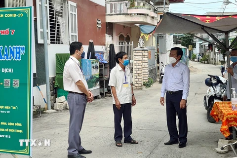 Lãnh đạo Tỉnh ủy Ninh Thuận kiểm tra công tác phòng, chống dịch COVID-19 tại thành phố Phan Rang-Tháp Chàm. (Ảnh: Công Thử/TTXVN)