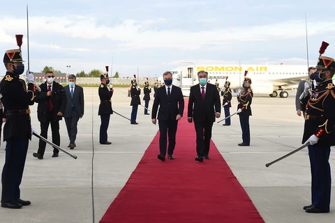 Quan chức cấp cao của Pháp đón Tổng thống Tajikistan Emomali Rahmon tại sân bay Paris Orly. (Nguồn: asiaplustj.info)