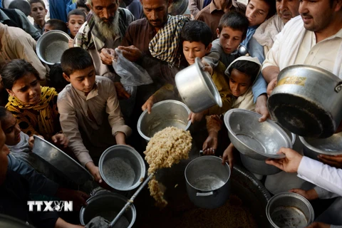 Trẻ em Afghanistan chờ nhận thực phẩm viện trợ tại Jalalabad. (Ảnh: AFP/TTXVN) 