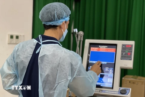Bệnh viện Đa khoa Thống Nhất (Đà Nẵng) tiếp nhận trang thiết bị điều trị COVID-19. (Ảnh: TTXVN phát)