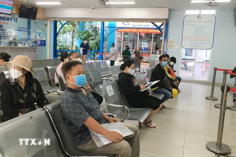 Bệnh viện quận 7 (thành phố Hồ Chí Minh) đón nhận bệnh nhân đến khám bình thường. (Ảnh: Đinh Hằng/TTXVN)