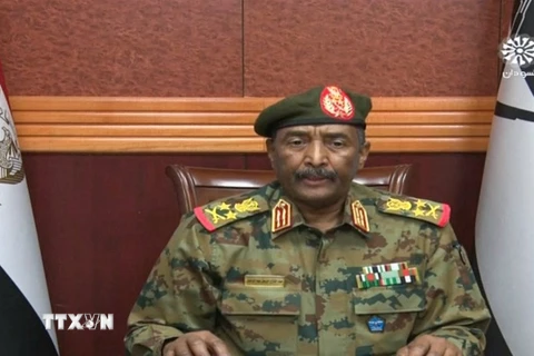 Tướng Abdel Fattah al-Burhan phát biểu trên truyền hình Sudan ngày 25/10/2021. (Ảnh: AFP/TTXVN)