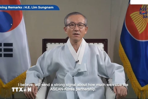 Đại sứ Hàn Quốc tại ASEAN Lim Sungnam phát biểu tại lễ kỷ niệm Ngày ASEAN-Hàn Quốc lần thứ 3 được tổ chức theo hình thức trực tuyến. Ảnh: Hữu Chiến/TTXVN)