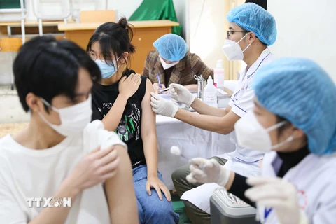 Tiêm vaccine phòng COVID-19 cho học sinh Trường THPT Trần Phú, quận Hoàn Kiếm. (Ảnh: Thanh Tùng/TTXVN)