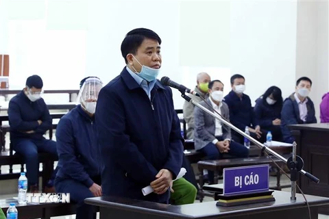 Bị cáo Nguyễn Đức Chung (sinh năm 1967, cựu Chủ tịch UBND thành phố Hà Nội) khai báo trước tòa. (Ảnh: Phạm Kiên/TTXVN)
