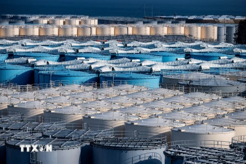 Các bể chứa nước nhiễm xạ tại Nhà máy điện hạt nhân Fukushima Daiichi ở Okuma, Fukushima, Nhật Bản ngày 21/2/2021. (Ảnh: AFP/TTXVN)