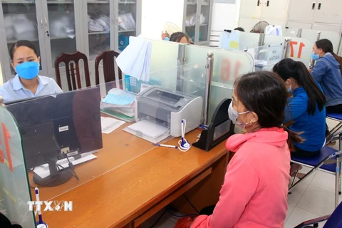 Người dân đến làm các thủ tục chi trả bảo hiểm thất nghiệp tại Trung tâm Dịch vụ việc làm tỉnh Thái Bình. (Ảnh: Thế Duyệt/TTXVN)