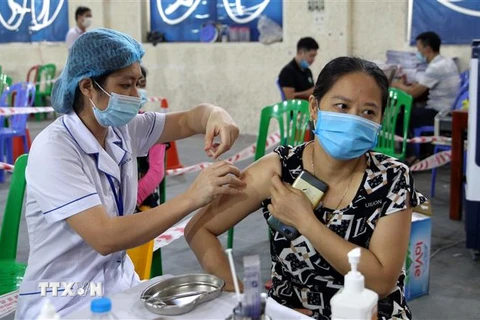 Người dân phường Kim Tân, thành phố Lào Cai, tiêm vaccine phòng chống COVID-19. (Ảnh: Quốc Khánh/TTXVN)
