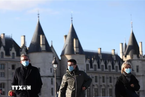 Người dân đeo khẩu trang phòng lây nhiễm COVID-19 tại Paris, Pháp, ngày 5/1/2022. (Ảnh: THX/TTXVN)