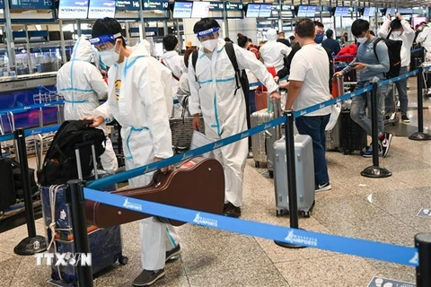 Hành khách chờ làm thủ tục tại sân bay quốc tế Kuala Lumpur, Malaysia, ngày 29/11/2021. (Ảnh: AFP/TTXVN)