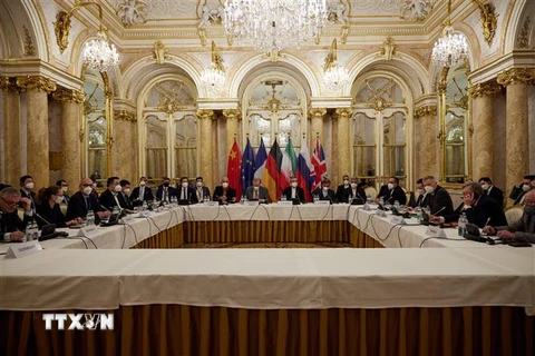 Các đại biểu tham dự vòng đàm phán khôi phục thỏa thuận hạt nhân Iran tại Vienna, Áo ngày 27/12/2021. (Ảnh: AFP/TTXVN)