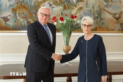 Thứ trưởng Ngoại giao Nga Sergey Ryabkov (trái) và Thứ trưởng Ngoại giao Mỹ Wendy Sherman tại cuộc đối thoại chiến lược Nga - Mỹ ở Geneva, Thụy Sĩ, ngày 30/9/2021. (Ảnh: AFP/TTXVN)