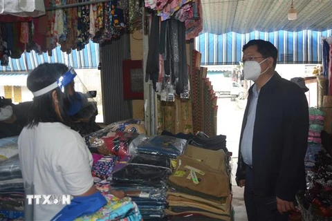 Phó Chủ tịch UBND thành phố Đà Nẵng Trần Phước Sơn kiểm tra tình hình phòng, chống dịch tại chợ Non Nước. (Ảnh: Văn Dũng/TTXVN)