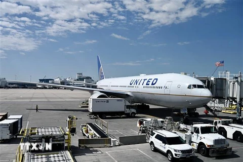 Máy bay Boeing 777 của hãng hàng không United Airlines tại sân bay quốc tế Denver, Colorado, Mỹ. (Ảnh: AFP/TTXVN)