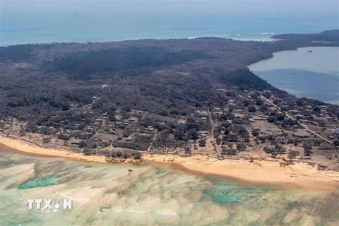Toàn cảnh đảo chính của Tonga sau vụ núi lửa phun trào ngày 17/1/2022. (Ảnh: THX/TTXVN)