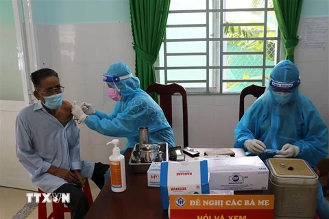 Tiêm vaccine phòng COVID-19 cho người dân tại Trạm y tế xã Bình Phục Nhứt, huyện Chợ Gạo, tỉnh Tiền Giang. (Ảnh: Hữu Chí/TTXVN)