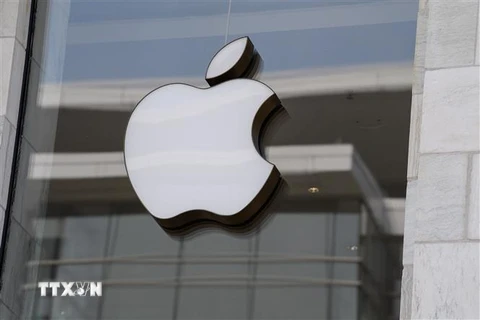 Biểu tượng Apple tại cửa hàng ở Washington, DC, Mỹ. (Ảnh: AFP/TTXVN)