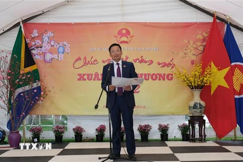 Đại sứ Việt Nam tại Nam Phi Hoàng Văn Lợi phát biểu khai mạc chương trình "Xuân Quê hương". (Ảnh: Hồng Minh/TTXVN)