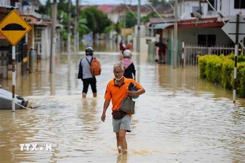 Cảnh ngập lụt tại Batu Berendam, Malaysia ngày 3/1/2022. (Ảnh: AFP/TTXVN)